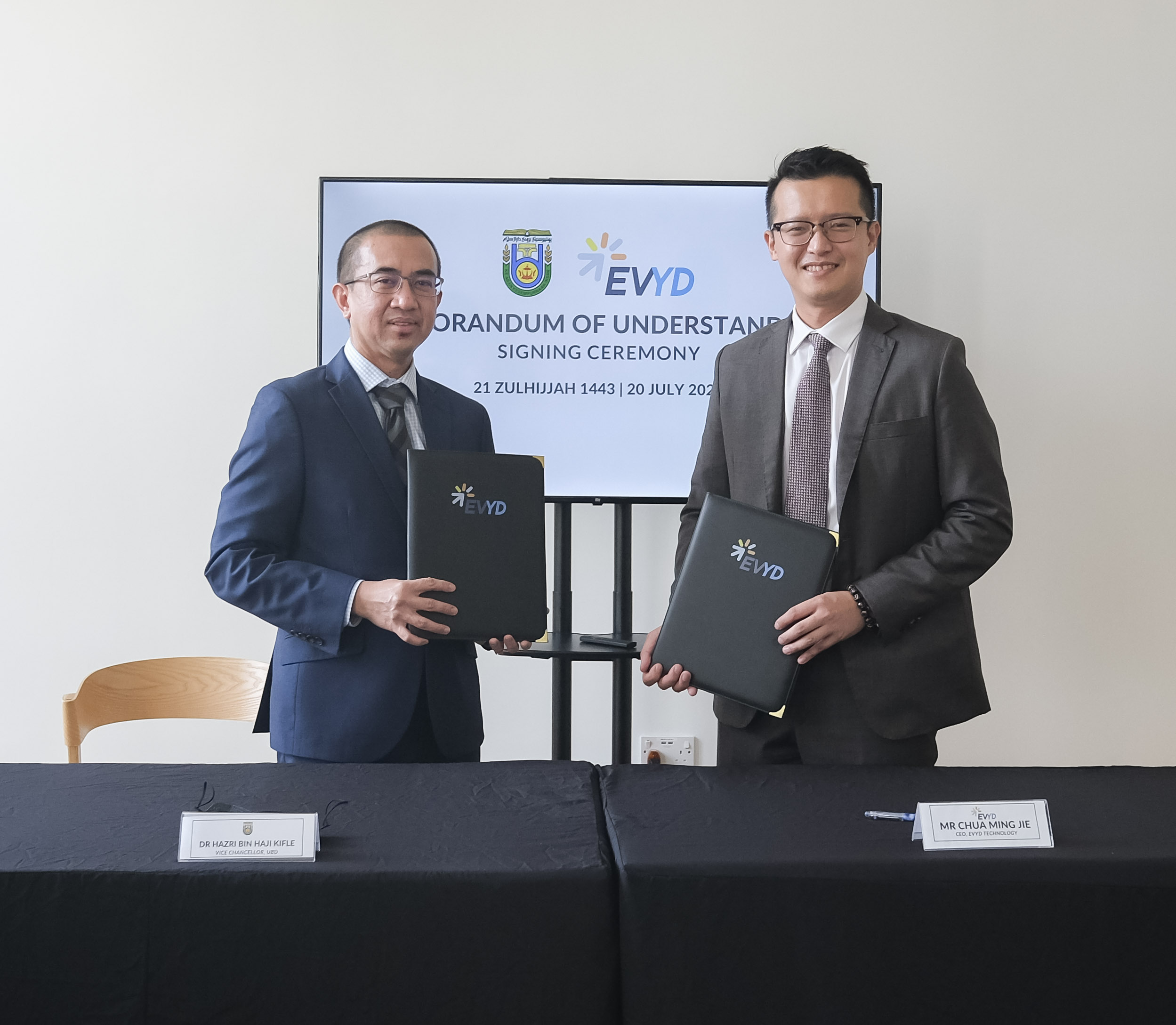 Mr Chua Ming Jie, CEO of EVYD Technology (right) and Dr Hazri bin Haji Kifle, Vice Chancellor of Universiti Brunei Darussalam (left), signed the MOU for collaboration in joint research, training and education.