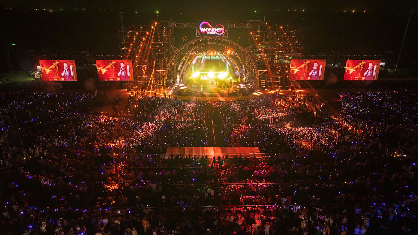 Maroon 5 wows a packed festival crowd at the 8Wonder Winter Festival in Phu Quoc