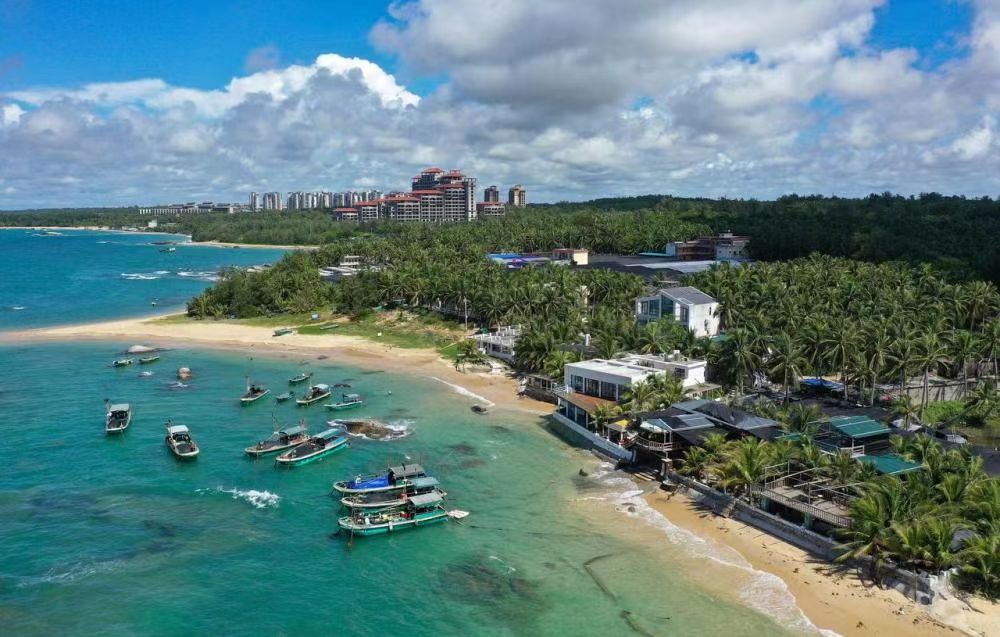 B&Bs along the coast of Qishui Bay, Longlou Town, Wenchang, where people can watch a rocket launch on the balcony of their accommodation or on the beach. Photo credit: Guo Cheng, Xinhua News Agency