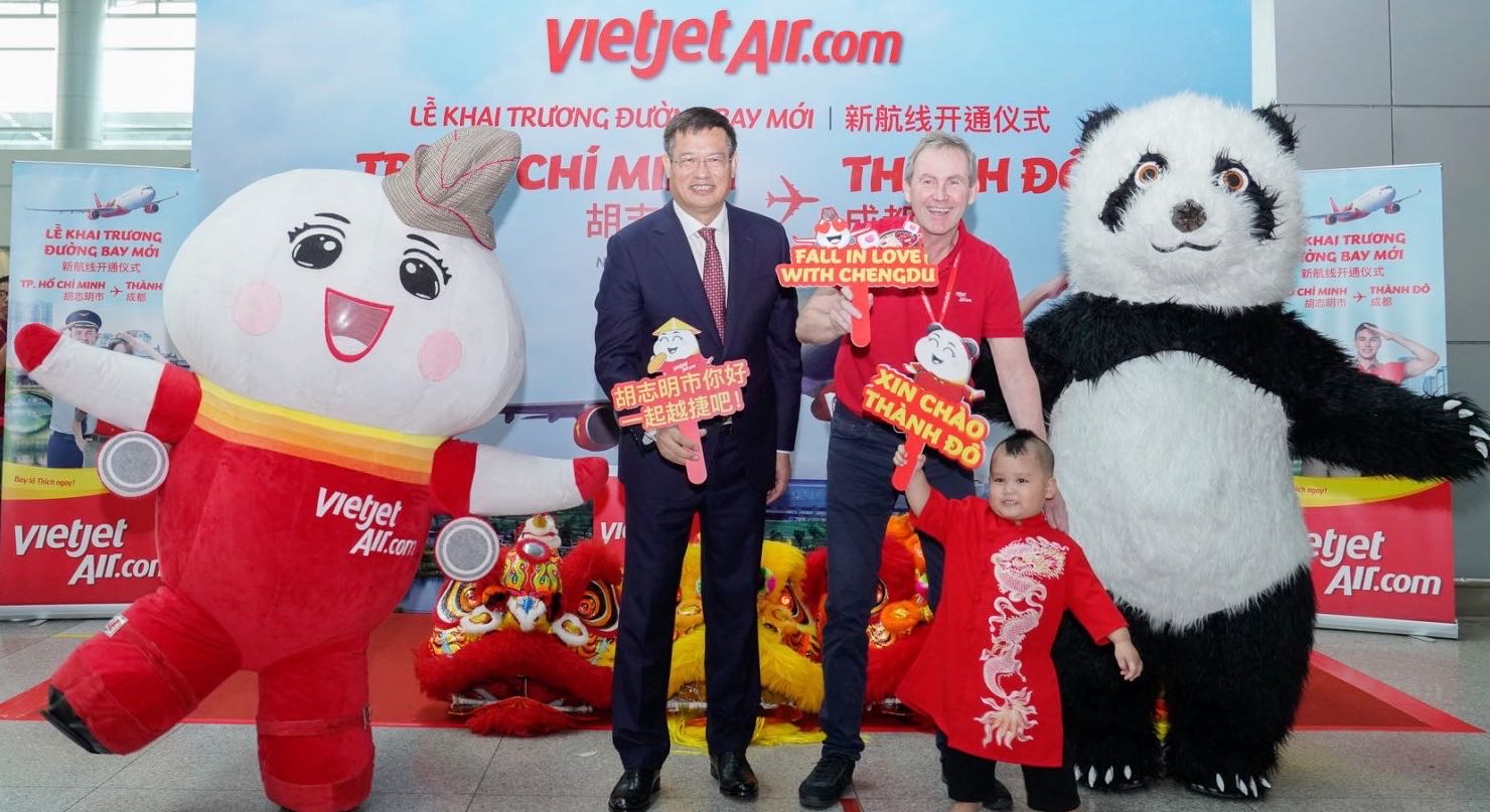 Passengers on the debut flight between Ho Chi Minh City and Chengdu are greeted with New year wishes