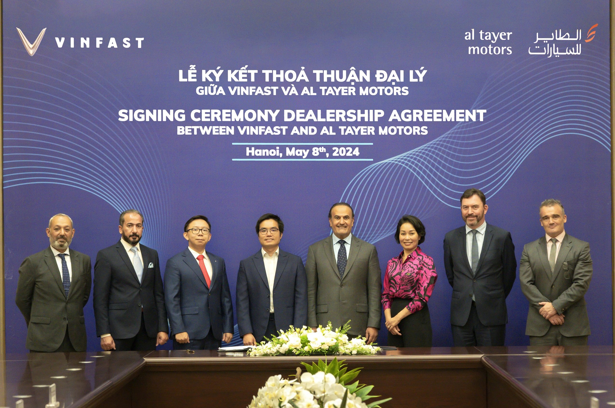 Mr. Ta Xuan Hien, CEO of VinFast Middle East (fourth from the left), and Mr. Saeed Al Tayer, Managing Director of Al Tayer Motors (fourth from the right), along with senior representatives from both sides at the signing ceremony.