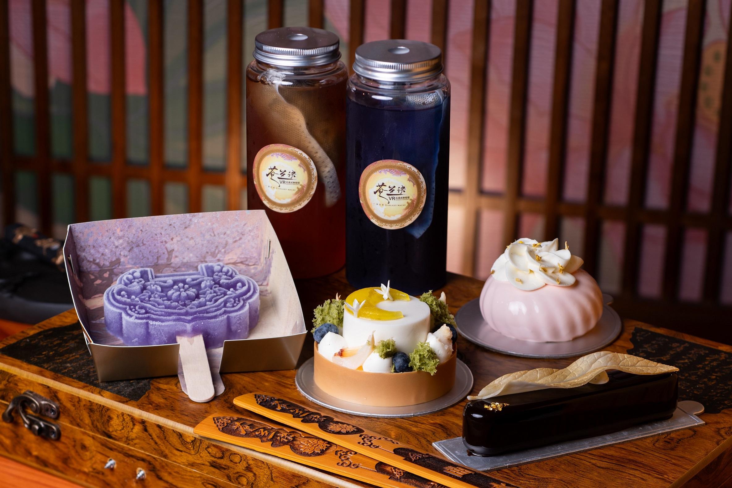 In addition to the Hanfu Experience, immersive adventure journey, and VR Experience, the venue also features themed food stalls and retail booths for souvenirs.