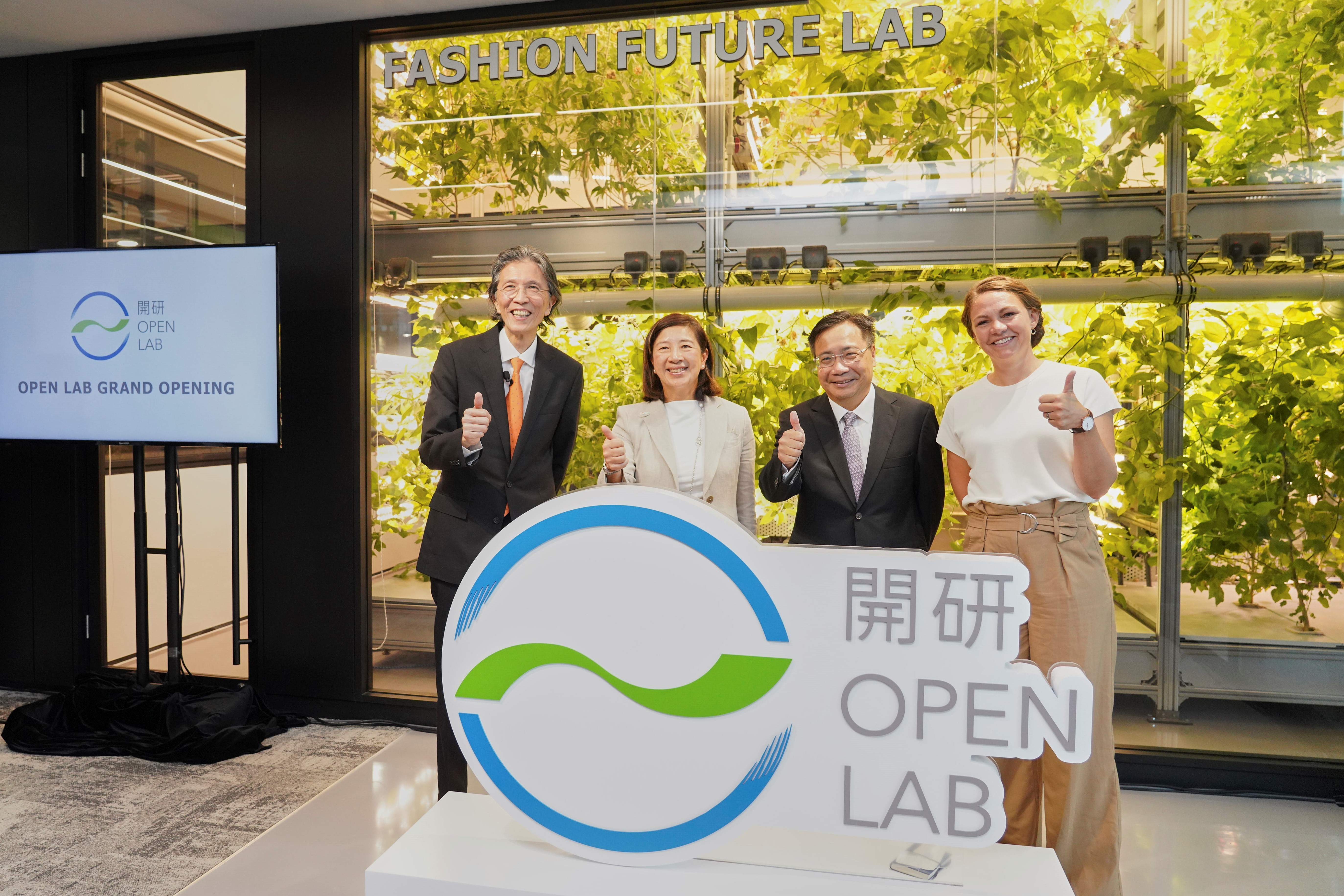 Mr Lee Kwok Bun, Ivan, JP, Commissioner for Innovation and Technology (second right) joined today’s opening ceremony at the Open Lab, celebrating this important milestone together with other officiating guests including Mrs Christiane DOLVA, Strategy Lead, H&M Foundation (first right), Ms Teresa YANG, Chairman of The Hong Kong Research Institute of Textiles and Apparel (second left), and Mr Edwin KEH, CEO of The Hong Kong Research Institute of Textiles and Apparel (first left).