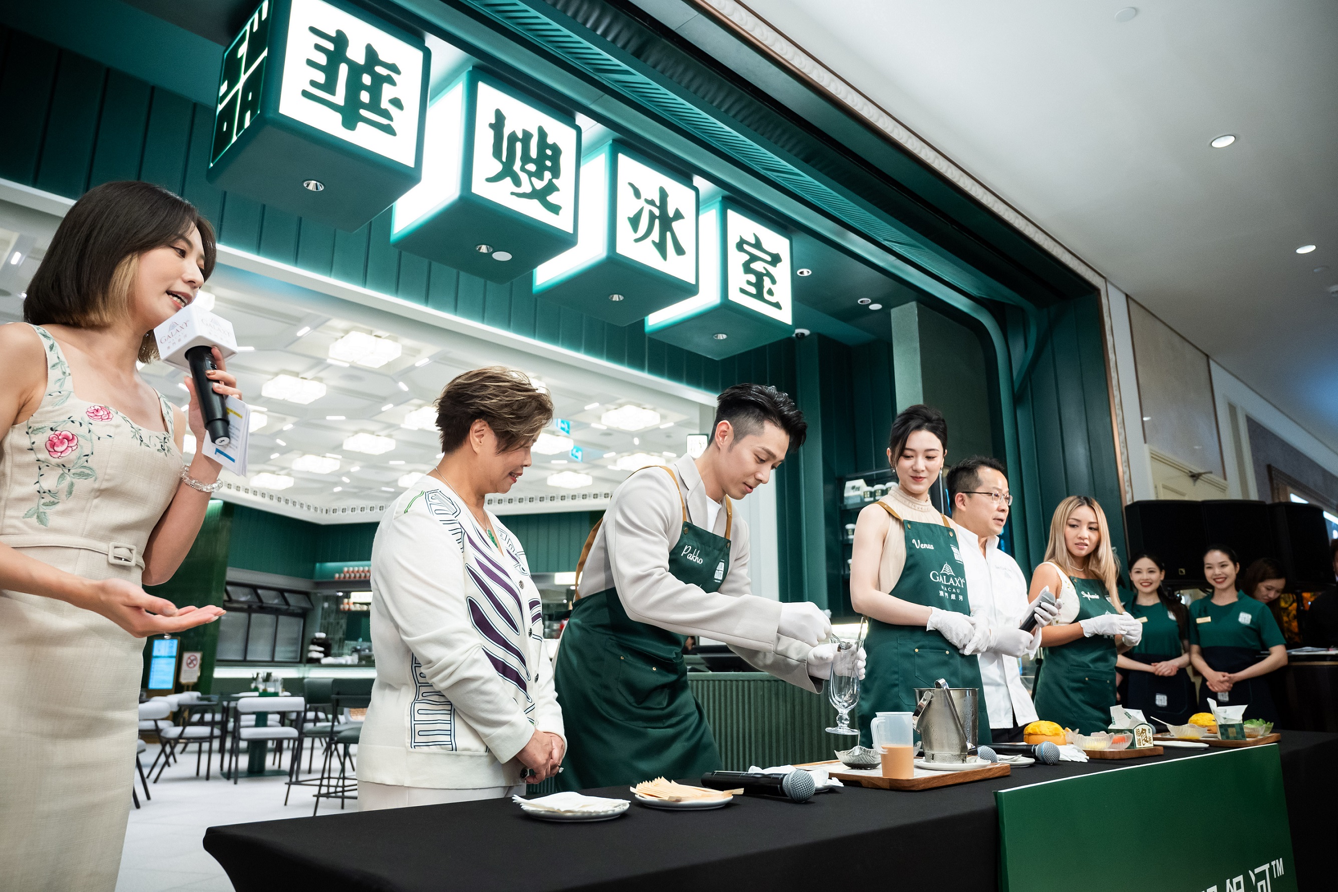 Under the guidance of (second from left) Waso and (fifth from left) Chef Tam Kwok Sing – Vice President of Chinese Culinary, Galaxy Macau, celebrities Pakho Chau, Venus Wong, Stephanie Cheng crafted three popular dishes: Iced Milk Tea with Red Bean and Grass Jelly, the Signature Pineapple Bun, and the Pork Chop and Spicy Sardine in Pineapple Bun.