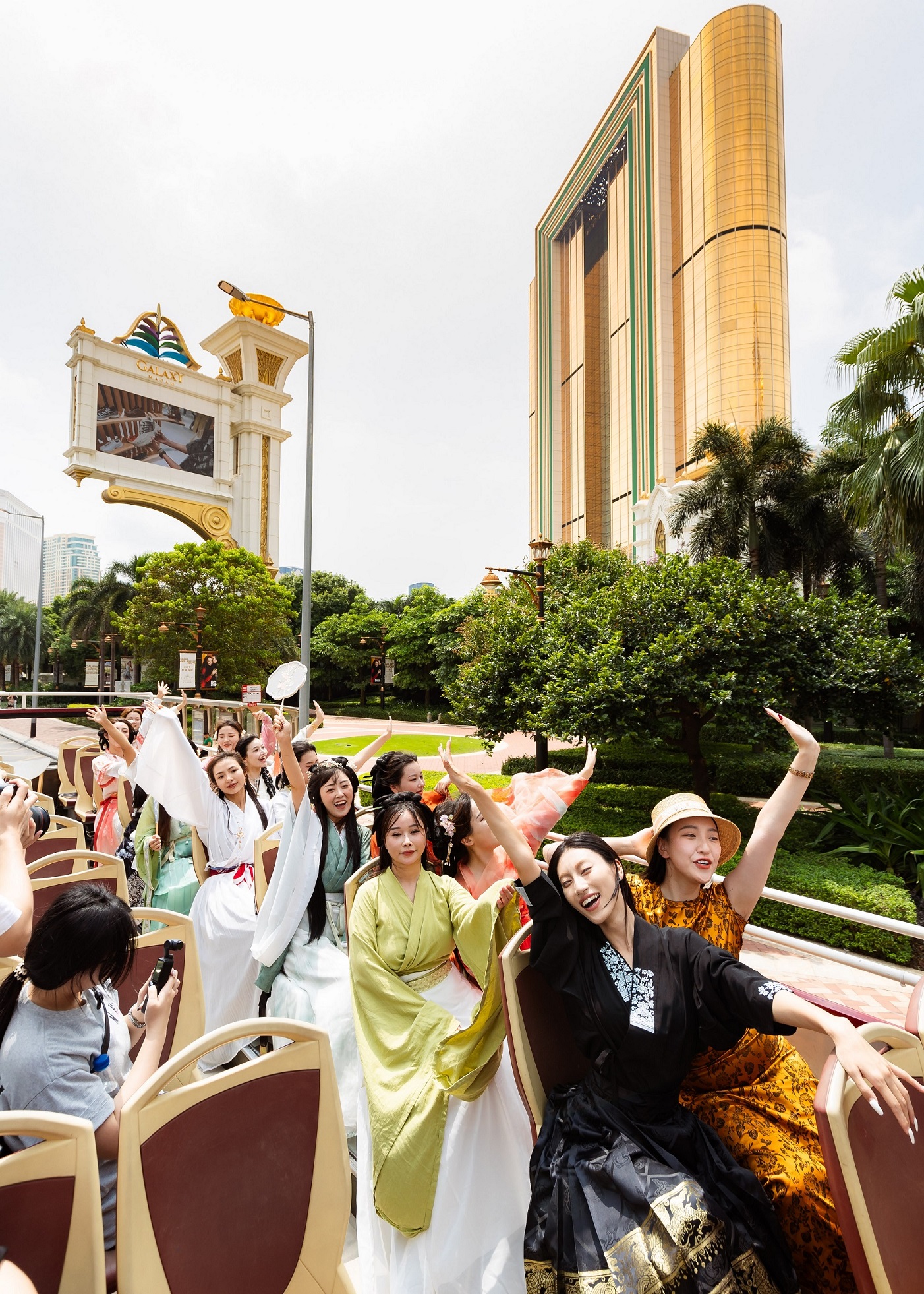 On September 15 and 16, an open-top bus, carrying dozens of enthusiasts dressed in Hanfu, will tour the city, inviting Macau citizens and tourists to engage with and appreciate the timeless beauty of traditional Chinese attire.