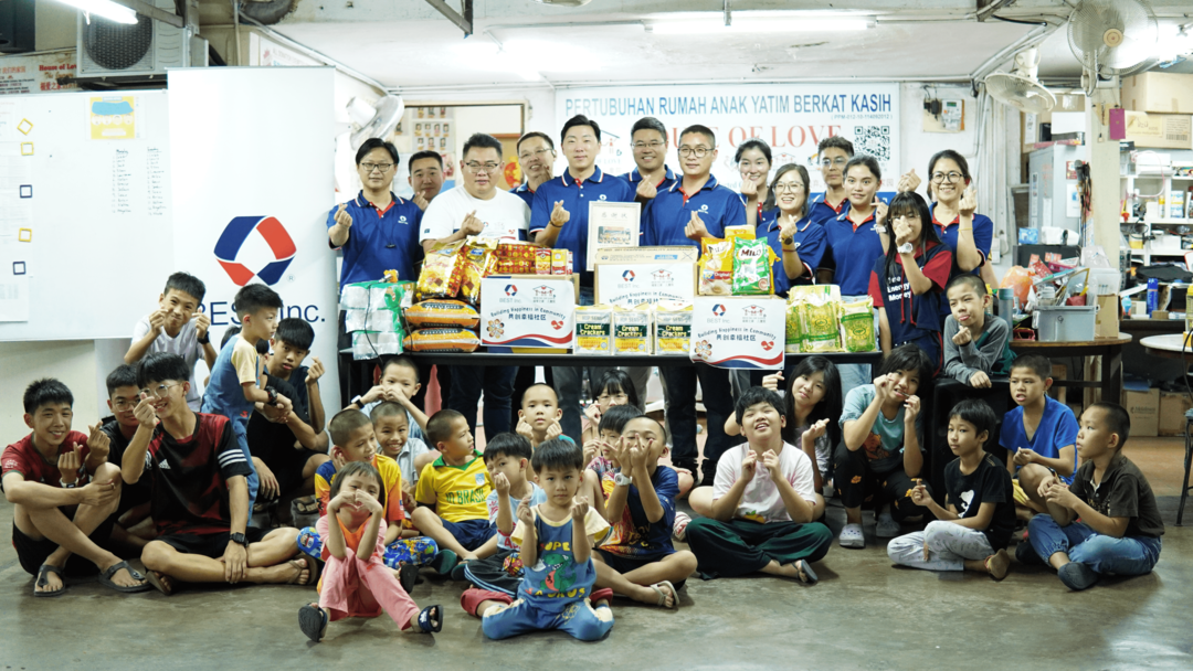 Sending Love to children of House of Love: Gavin Lu (3rd from standing) , together with BEST Inc Malaysia team bringing joy to the home by lighting lanterns and distributing gifts to the children.