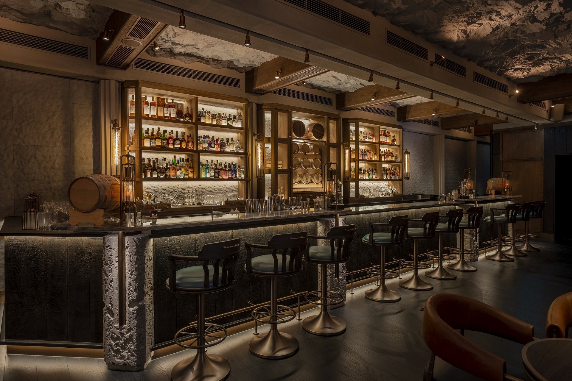 Long Bar at Raffles at Galaxy Macau, the world’s first speakeasy long bar, takes inspiration from the Madre de Deus, a Portuguese carrack that brought precious spices to Macau in the 1500s, creating a world of intrigue and adventure awaits.