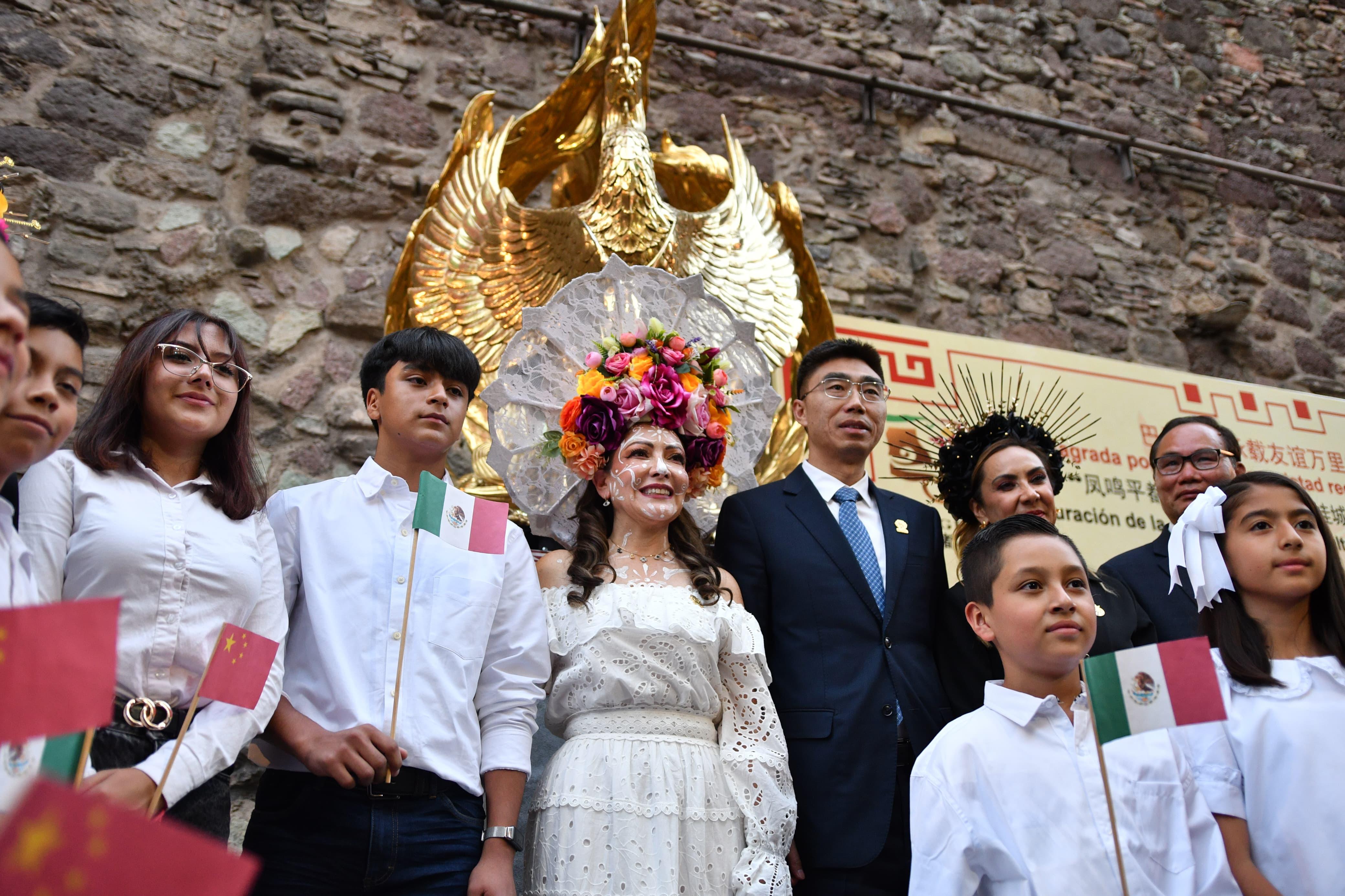 On the afternoon of October 31, a sculpture of a phoenix from Fengdu County in west China’s Chongqing Municipality was unveiled in Guanajuato City, Mexico.