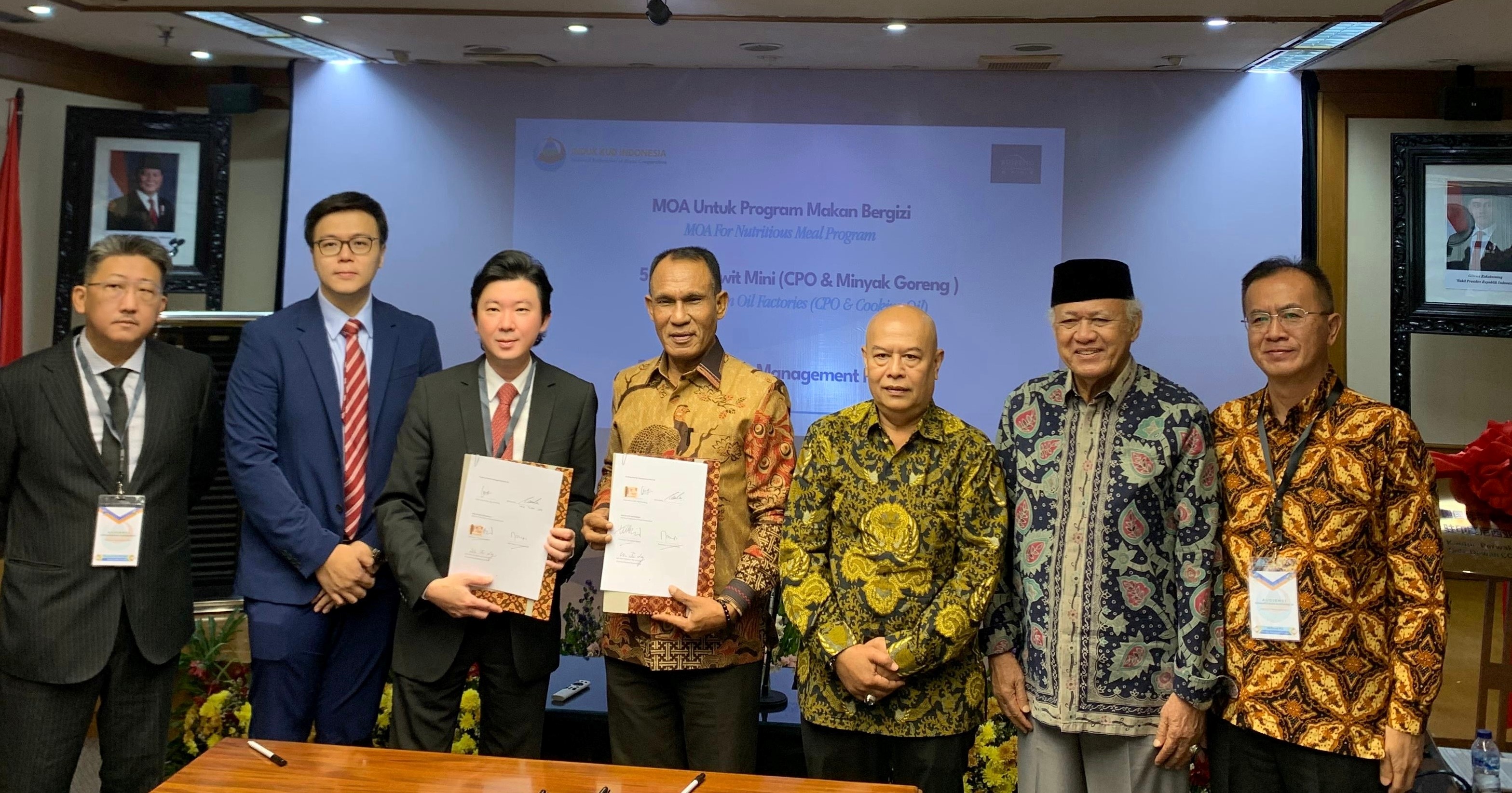 Persons in photo (left to Right) Induk Kud Malaysia Representatives Mr Alvin Tan, Mr Tuan Lee; Ruifeng Wealth Management Honorary Chairman Mr Ng Tse Meng; Induk kud