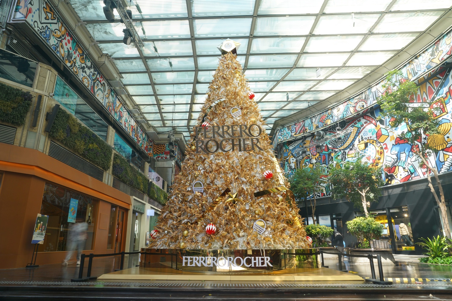 Anchored in the center of the Ferrero Rocher’s Golden Christmas Garden stands the towering Christmas tree over 7 meters tall