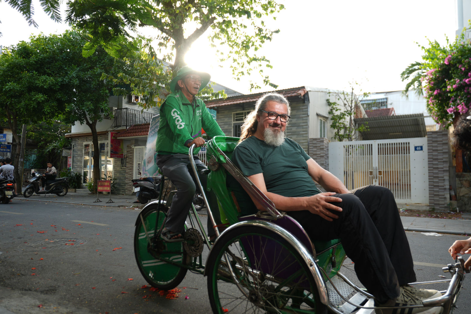 During his journey through Hue, Carlsberg Brewmaster Zoran Gojkovic experiences Grab Cyclo, a distinctive local way of getting around.